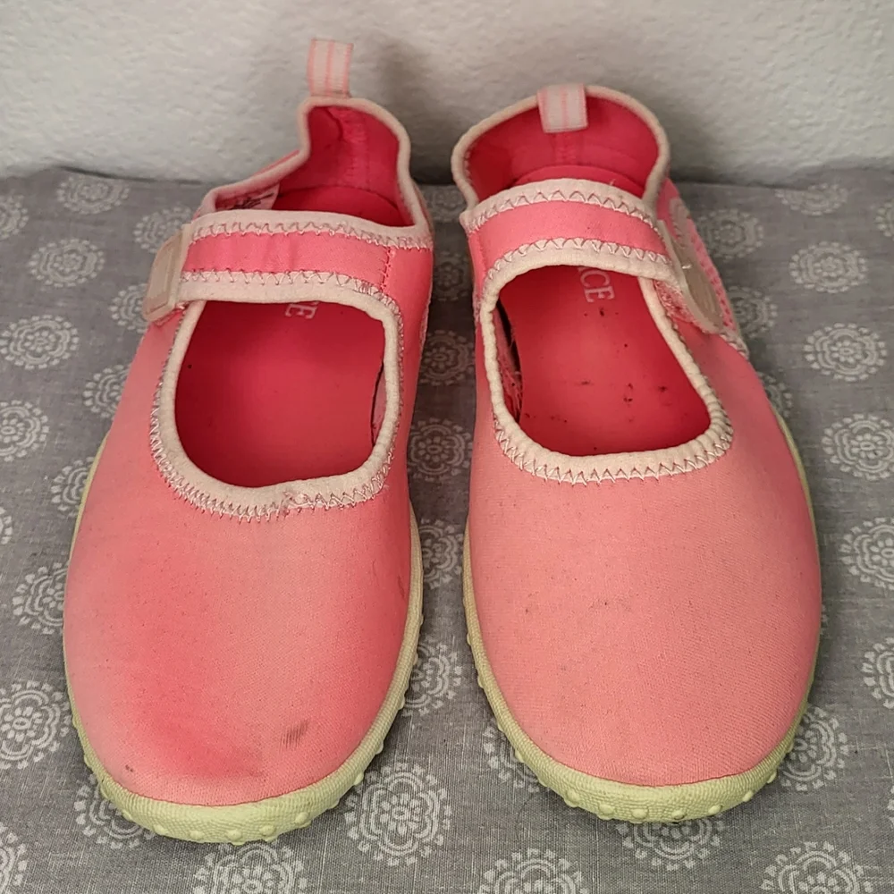Pair of Water Shoes size Big Girl 2/3